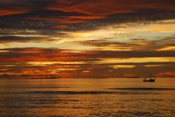 Un tramonto durato sull'isola di Inguraidhoo, nell'Atollo di Raa (Maldive), uno dei meno sfruttati turisticamente dell'arcipelago - foto © mohamedmalik / Shutterstock.com
 ...