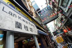 La famosa insegna del LKF (Lan Kwai Fong) nella zona di Central Hong Kong, Cina - © Sam DCruz / Shutterstock.com