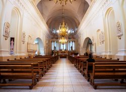 Interno con altare e lampadario nella chiesa di San Pietro e San Paolo a Siauliai, Lituania - © Madrugada Verde / Shutterstock.com