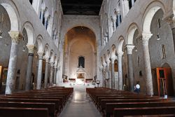 L'interno della cattedrale di San Sabino a Bari, Puglia, Italia. E' uno dei migliori esempi del romanico pugliese - © Kagai19927 / Shutterstock.com