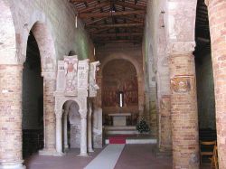 Interno della Chiesa di Santa Maria del Lago a Moscufo, la storica Abbazia Benedettina alle porte di Pescara, in Abruzzo