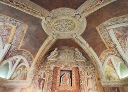 Interno della chiesa di Sant'Anna a Sirmione, provincia di Brescia, Lombardia. Questo piccolo edificio religioso sorge a due passi dal castello scaligero; venne costruita nel Quattrocento ...