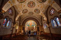 Interno della chiesetta di San Leone nella città di Eguisheim, vicino a Colmar (Francia) - © Joost Adriaanse / Shutterstock.com