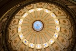 Interno della cupola dello State Capitol a Sacramento, California - Le decorazioni che ornano la bella rotonda all'interno del Campidoglio © Brandon Bourdages / Shutterstock.com