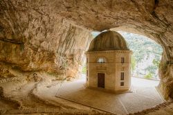 Interno della grotta del Tempio di Valadier a Genga, nelle Marche