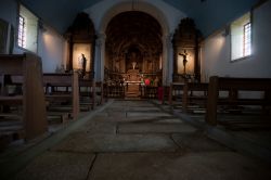 Interno della storica chiesetta del villaggio di Marialva, Portogallo - © Susana Luzir / Shutterstock.com