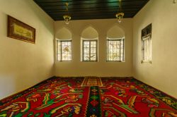 Un'elegante sala interna del Blagaj Tekija - questa bella foto mostra un'elegante sala interna in stile ottomano del monastero derviscio di Blagaj, in Bosnia Erzegovina, aperto alle ...