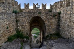 Interno del Castello di Lombardia a Enna, Sicilia - il Castello di Lombardia, un'imponente fortezza che sorge nel punto più alto di Enna, fu uno dei motivi per cui Enna divenne la ...