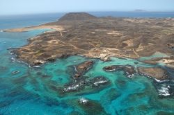 Island of Lobos, Fuerteventura: qui si trova la spiaggia di La Caleta, una delle più famose delle Canarie, Spagna. Una spettacolare immagine dall'alto di questa spiaggia di ciottoli ...