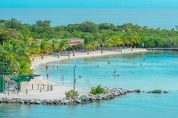 Panorama su Roatan, Honduras - Sabbia fine e bianca, mare cristallino e barriera corallina: l'isola di Roatan è il luogo ideale per godersi mare e relax © Tony Moran / Shutterstock.com ...