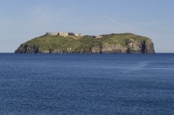 Isola di Santo Stefano fotografata dalla vicina Ventotene, Isole Pontine orientali (Lazio). Questa piccola isoletta del Mar Tirreno ha origine vulcanica e ha una forma circolare di meno di 500 ...
