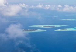 Le isole che compongono l'Atollo di Raa (Maldive). L'atollo è conosciuto anche con il nome di Northern Maalhosmadulu Atoll - foto © Jag_cz / Shutterstock.com