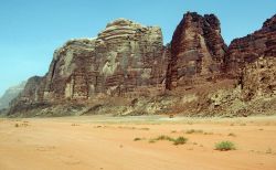 Uno dei vari "Jebel", le montagne aride e scoscese del deserto del  Wadi Rum in Giordania