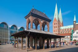 Kaat, noto anche come gogna, nell'area del emrcato di Lubecca (Germania) con la chiesa di Santa Maria sullo sfondo - © Juergen Wackenhut / Shutterstock.com