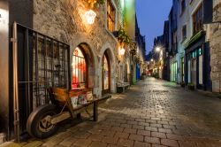 Kerwan's Lane, antica strada del centro di Galway, addobbata con luci di Natale, Irlanda. Questa bella località è stata scelta per essere capitale europea della cultura nel ...