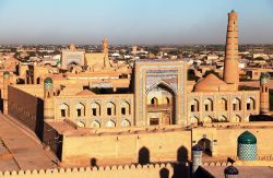 Khiva la città sulla via della Seta è una delle località monumentali dell'Uzbekistan - © Daniel Prudek / Shutterstock.com