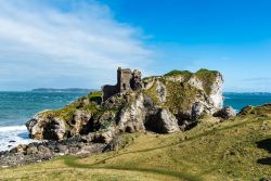 Kinbane Head e castello, Irlanda del Nord: sullo sfondo, l'isola di Rathlin.
