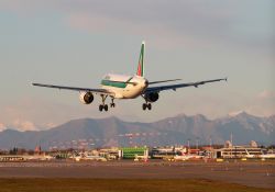 L'aeroporto di Linate si trova nel territorio di Peschiera Borromeo a Milano - © lsantilli / Shutterstock.com