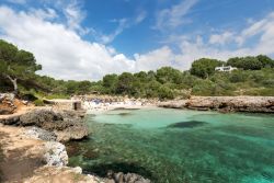 La spiaggia di Sa Nau a Maiorca, isole Baleari, ...