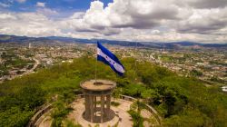 La bandiera dell'Honduras a Tegucigalpa. Venne adottata nel febbraio 1866; il disegno è basato sulla bandiera degli Stati Uniti dell'America Centrale con i colori centroamericani.
 ...