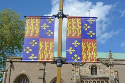 La bandiera di Re Riccardo III esposta davanti alla Cattedrale di Leicester, il luogo della sepoltura di King Richard III  - © tornadoflight / Shutterstock.com 