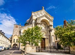 La basilica di San Martino a Tours, Francia. Distrutta durante la rivoluzione francese, venne ricostruita fra il 1886 e il 1890 su progetto dell'architetto Victor Laloux.
