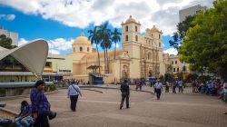 La bella cattedrale di San Michele a Tegucigalpa, Honduras. Situato nel centro storico, questo edificio religioso venne costruito alla metà del XVIII° secolo in forme barocche - © ...