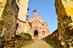 La bella chiesetta di San Leone a Eguisheim, Francia: si tratta di un ex castello cittadino - © Kuzmalo / Shutterstock.com