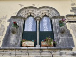 La celebre bifora di Savoca, un'antica finestra in pietra in uno storico palazzo del borgo della Sicilia - © Angelo Giampiccolo / Shutterstock.com