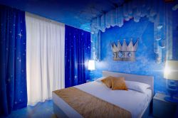 La camera Cristallo Magico al Gardaland Magic Hotel: il letto matrimoniale
