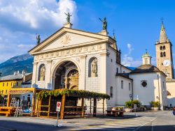 La cattedrale di Aosta in una bella giornata di sole, Valle d'Aosta. Dedicata a Santa Maria Assunta e San Giovanni Battista, la cattedrale vanta una storia millenaria caratterizzata da vari ...