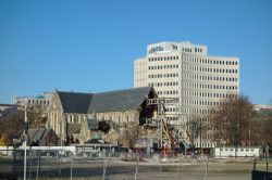 Gravemente danneggiata dal terremoto del 22 Febbraio 2011, la cattedrale di Christchurch è stata demolita e completamente ricostruita nonostante i pareri discordanti di autorità ...