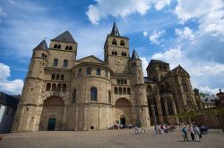 L'imponente cattedrale (Hohe Domkirche St. Peter, o più semplicemente il Dom) di Trier, Germania. La struttura architettonica richiama l'idea di una fortezza - foto © ...