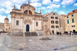 La chiesa barocca di San Biagio nel centro di Dubrovnik (Croazia) in una giornata nuvolosa. All'edificio religioso, costruito fra il 1706 e il 1714, si accede tramite una scalinata. All'interno, ...