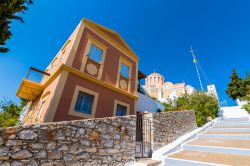 La chiesa dell'Annunciazione sull'isola di Symi, Grecia. In primo piano, la scalinata da percorrere per raggiungere l'edificio religioso.
