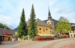 La chiesa di Maria Vergine Assunta a Kranjska Gora, Slovenia. L'edificio attuale in stile tardo gotico si deve al maestro Jernej Firtaler di Villach che lo costruì nel 1510. La volta ...