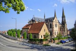 La chiesa di San Pietro nel centro di Obernai, Alsazia, Francia. Quest'imponente edificio religioso in stile neogotico si presenta con una facciata di grande bellezza architettonica - © ...