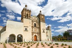 La chiesa di Santo Domingo de Guzman a Oaxaca, Messico, con gente a passeggio. Si tratta di uno dei più impressionanti esempi di barocco locale: iniziata nel 1555, la sua costruzione ...