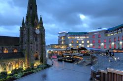 La chiesa parrocchiale di San Giorgio e lo shopping centre del Bullring a Birmingham, Inghilterra. Austera e maestosa con il suo stile gotico, la cheisa dedicata a St. George si innalza di fronte ...