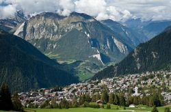 La città di Verbier in una giornata soleggiata, Svizzera. Sullo sfondo le imponenti Alpi svizzere.



