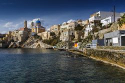 La cittadina di Ermopoli, capoluogo dell'isola di Syros, arcipelago delle Cicladi, Grecia. Nel corso dell'Ottocento questa località è diventata un importante nodo commerciale ...