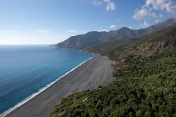 Una vista panoramica della spiaggia nera di Nonza in Corsica