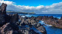 La costa vulcanica a Biscoitos, isola di Terceira, Azzorre. Il litorale è caratterizzato da profonde insenature che creano spesso piscine naturali.


