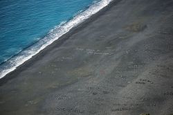 Durante il giorno è impossibile camminare a piedi nudi sulla spiaggia nera di Nonza (Corsica), causa le elevate temperature della sabbia