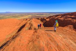 La discesa dalla vetta di Ayers Rock: fino al 24 ottobre 2019 era possibile scalare Uluru, la montagna sacra degli aborigeni - © Benny Marty / Shutterstock.com