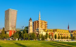La Et'hem Bey Mosque di Tirana, Albania, fotografata al calar del sole. E' la più grande dei Balcani.
