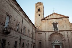La facciata della cattedrale romana di Fermo, Marche. E' realizzata in pietra d'Istria con al centro un elegante portale con fasci di colonne scolpite.



