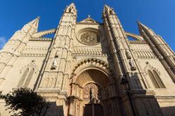 La facciata della imponente Cattedrale di Palma di Maiorca, alle Baleari