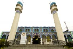 La facciata della moschea di Curitiba, Brasile. La mesquita Imam Ali spicca con le sue belle decorazioni nelle tonalità del blu, dell'azzurro e del giallo. Ai lati dell'ingresso, ...