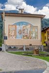 La facciata dipinta di una casa nel centro di Pinzolo, provincia di Trento. Siamo nell'Alta Val Rendena, sulla sponda orientale del fiume Sarca - © MoLarjung / Shutterstock.com